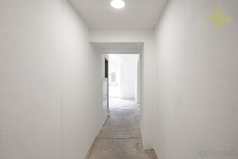►Veľký Apartmán 3+1izb. so záhradou a chatkou v hist. budove - 15