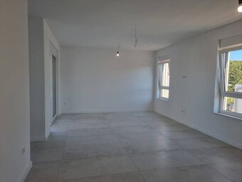 CHORVÁTSKO - Moderné apartmány neďaleko peknej pláže - VODIC - 15