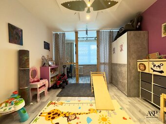 NA PREDAJ VEĽKÝ 3 IZB. BYT S LOGGIOU, 84M2, UL. S. JURKOVIČA - 15