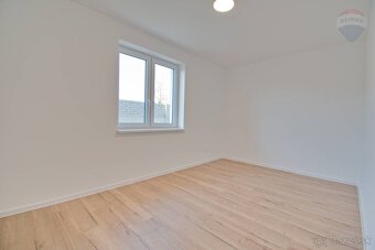 Na predaj: 4 izbový rodinný dom s garážou, pozemok 753m2, Vy - 15