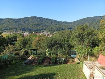 Udržiavaná záhrada s chatkou nad Bagroviskom – 448 m² - 15