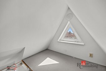 Rodinný dom s veľkým pozemkom, dvomi terasami a krbom – Čenk - 15