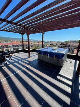 Penthouse s priestrannou terasou s vírivkou a panoramatickým - 15
