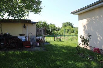 Rezervované4-izbový rodinný dom s bazénom a krásnou... - 15