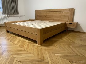 Dubová masívna posteľ s úložným priestorom, nočnými stolíkmi - 15