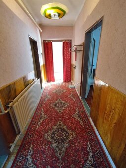 Zaujímavý a zachovalý 4 izbový rodinný dom v povodnom stave  - 15