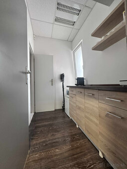 Na prenájom kompletne zariadený a funkčný salón manikúry a p - 15