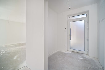 Novostavba- Bungalov s pekným výhľadom na Smolenický  zámok - 15