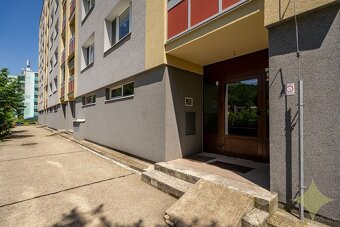 Exkluzívne na predaj priestranný čiastočne prerobený 3 izbov - 15