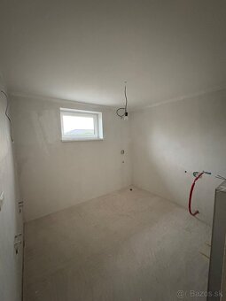 Moderný 4 izbový RD Groisov Dvor v Kostolišti - 15