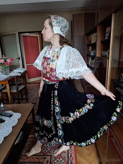Rucne vysivany kroj zo Zvolenskej slatiny - 15