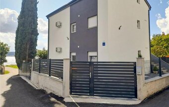 Chorvátsko dom s tromi apartmánmi 50 metrov od mora. - 15