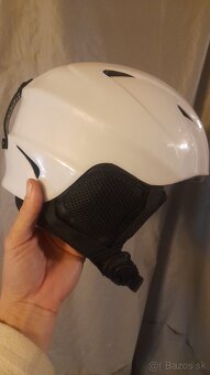 Značkové lyže 60eur/kus, zimná bunda 20eur/kus, Uvex prilba - 15