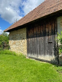 NEPREHLIADNITE - dom s veľkým pozemkom a stodolou - 15