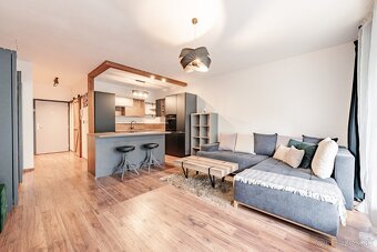 MODERNÝ DIZAJNOVO RIEŠENÝ 1i BYT S VEĽKOU LOGGIOU - 15