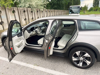 99tis Volvo V60 CROSS COUNTRY B4 AWD A/T 2.0l 145KW - 15