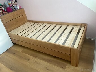 Dubová posteľ s detskými zábranami a úložným priestorom - 15