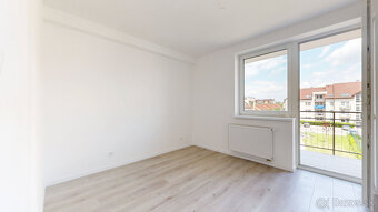 Priestranný 3-izbový byt v projekte Polianky B136 - 15