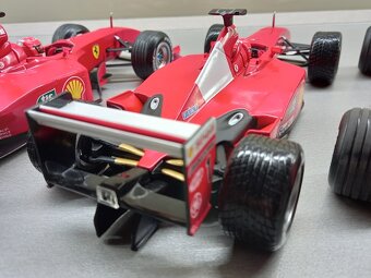 3x F1 FERRARI F2001 a F2000 SCHUMACHER HOTWHEELS 1:18 - 15
