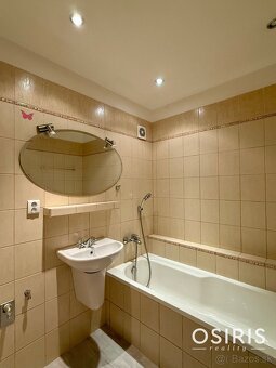 Pekný 2 izbový byt s veľkou zasklenou loggiou - 15