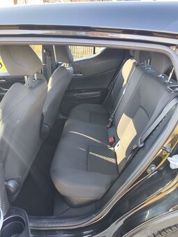 Toyota C-HR 1.8 Hybrid E-CVT rok 2021 - 15