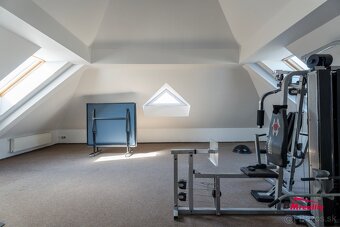 Priestranný rodinný dom s dvoj garážou, bazénom a krásnou zá - 15