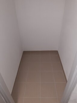 2i byt (novostavba), kryté parkovanie, veľký balkón, sklad - 15