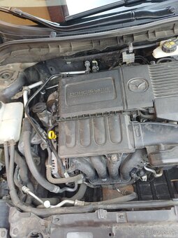 Mazda 3---1.6i-benzin--77Kw-105Ps-najazdené.-157600km - 15