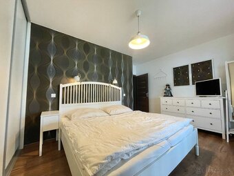 Na predaj moderná štýlová novostavba s garážou a pozemkom - 15