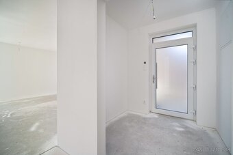 Novostavba- Bungalov s pekným výhľadom na Smolenický  zámok - 15