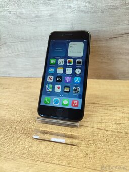 Apple iPhone SE 2020 (2nd gen) - 100% super stav + v záruke - 15