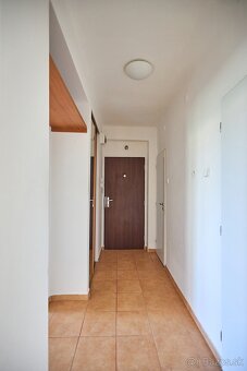 Sibírska -3. izbový, priestranný byt s balkonom - 15