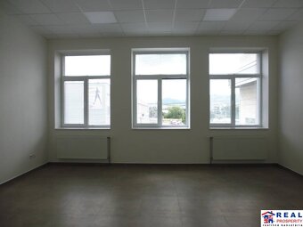 MASARYKOVA: VOĽNÉ NEBYTOVÉ priestory s UMÝVADLOM cca 23 m2 - - 15