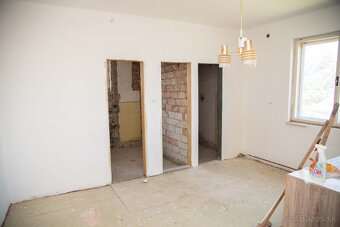 EXKLUZÍVNE vám ponúkame na predaj starší rodinný dom s veľký - 15
