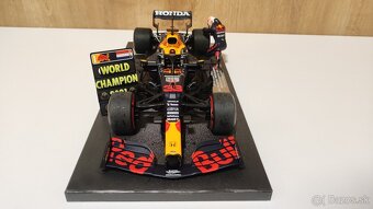 Max Verstappen 1:18 s figurkou - prvy titul Abu Dhabi 2021 - 15