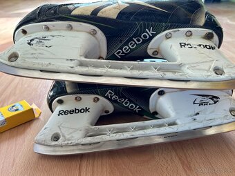 Hokejové korčule reebok us 10,5 + šnúrky howies - 15