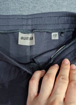 Guess biela smotanova a namornicka modra logovana suprava - 15