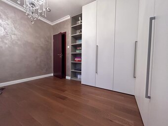 ZNÍŽENÁ CENA Nádherný rodinný dom s nádychom luxusu - 15