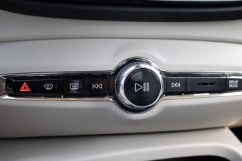 Volvo XC40 D4 Momentum (2018) - 15