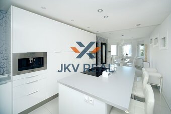 Rodinná oáza pokoja a luxusu – veľkorysý 6-izbový dom s altá - 15