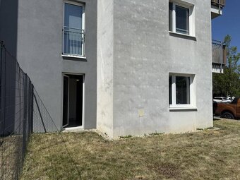 Nový priestranný 2-izb. byt s predzáhradkou a parkovaním. Za - 15