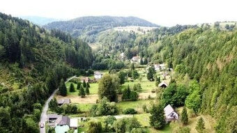 POZEMOK NA POLOSAMOTE PRI LESE S POTOČIKOM/PSTRUHY,RAKY/ 312 - 15