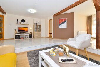 Rodinný dom s dvoma bytmi, 2 garáže, záhrada, bazén, DS - 15