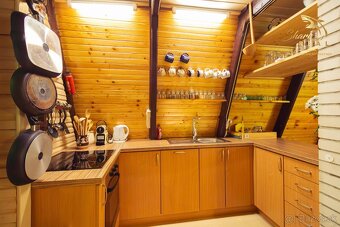 REZERVOVANÉ Čarovná chata uprostred prírody s tečúcim poto - 15