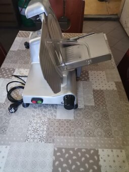 PREDAM RÔZNE PROFESIONÁLNE GASTRO NAREZOVE STROJE-KRAJAČE - 15