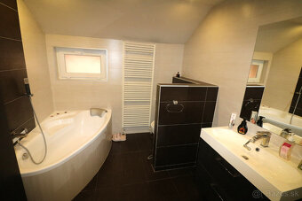 PREDAJ RODINNÝ DOM S BAZÉNOM A PRIESTOROM NA PODNIKANIE - 15