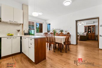 Priestranný, zrekonštruovaný  6 izbový rodinný dom so zariad - 15