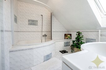 Na predaj: Krásny a útulný rodinný dom s bazénom v pokojnej  - 15
