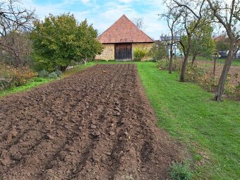 VYHODNA KÚPA  Dom s veľkým pozemkom a stodolou - 15