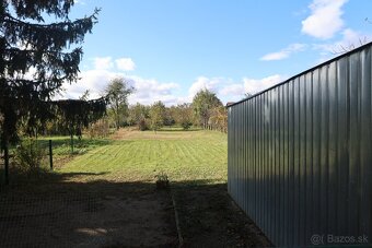 Rodinný dom s garážou a veľkým pozemkom na predaj - 15